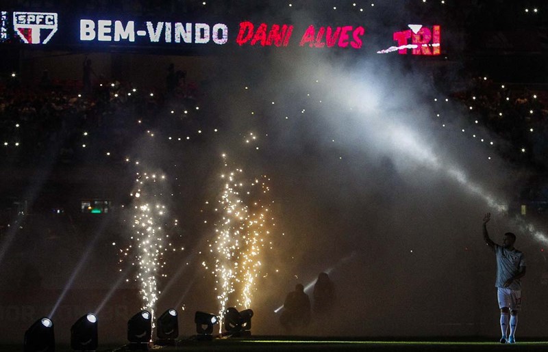 Dani Alves foi recebido com festa em São Paulo (Foto: Miguel Schincariol / saopaulofc.net)