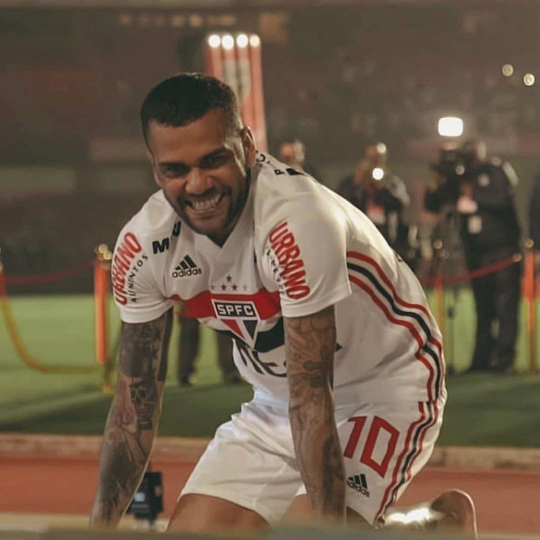 O lateral-direito de 36 anos, contratado em agosto pelo São Paulo, disse que ainda tinha clubes europeus interessados na sua contratação (Foto: Reprodução/Instagram/@danialves)