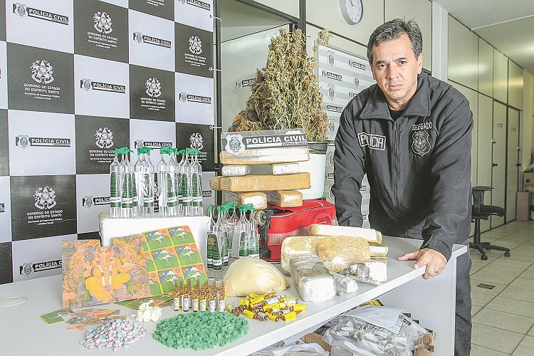 Drogas apreendidas pelo Denarc, comandado pelo delegado Fabrício Dutra: combate ao “delitoduto” do tráfico (Foto: Beto Morais/AT)