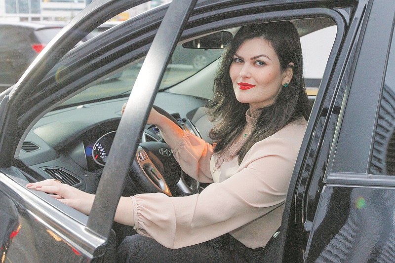 A dentista Andressa Costa Hirle, 31 anos, está entre os proprietários de veículos exemplares quando o assunto é segurança. Ela não tem multas, não bateu com o carro e é cautelosa ao dirigir. Por causa disso, conseguiu um desconto na apólice de seguro de seu carro (Foto: Leone Iglesias/AT)