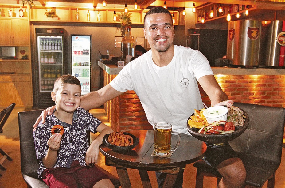 Vitor dos Santos e seu filho Heitor, de 6 anos, aprovaram o combo de petiscos do Autêntico Botequim (Foto: Beto Morais/AT)