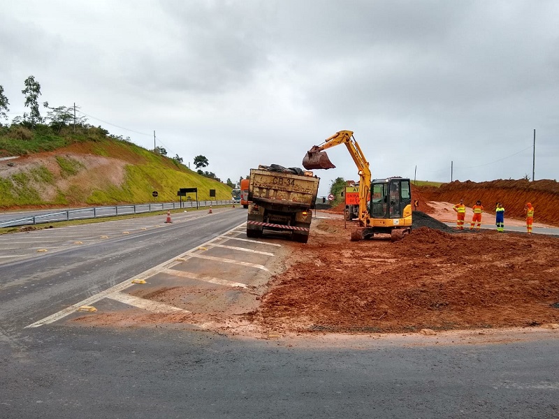 Obras na BR-101, em Guarapari (Foto: Roberta Bourguignon)