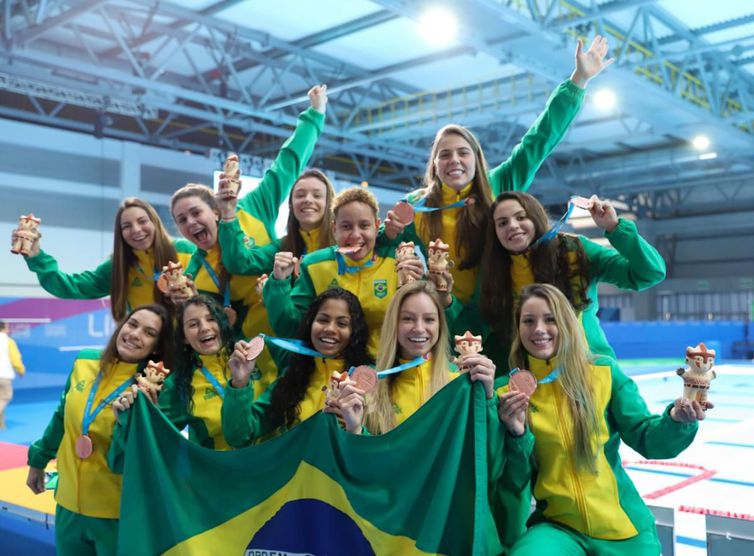 (Equipe feminina de polo aquático comemora o bronze nos Jogos Pan-Americanos de Lima - Foto: Alexandre Castello Branco/COB)