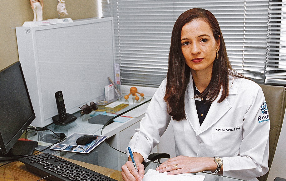 A reumatologista Érica Serrano diz que  já são reconhecidas mais de 150 variedades dessas doenças (Foto: Divulgação)