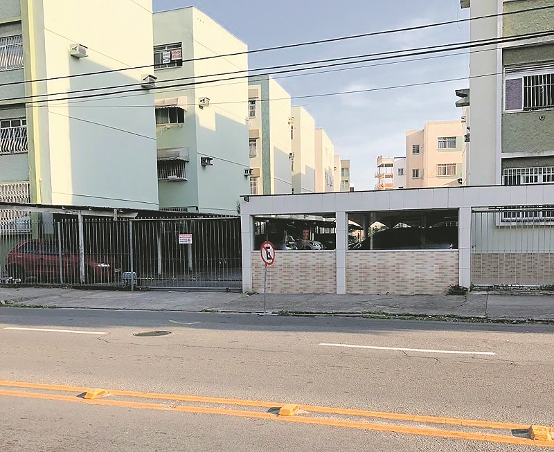 Placas de proibido estacionar foram colocadas ao longo da rua Aristóbulo Barbosa Leão, em Jardim da Penha (Foto: Mariana Fiorini )