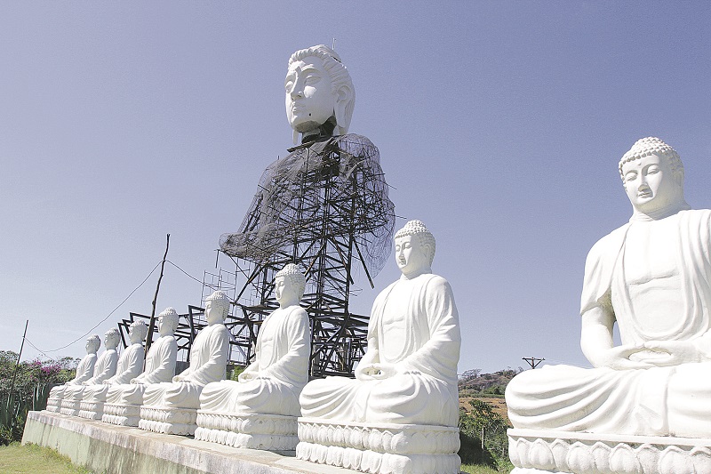 O monumento de 33 metros de altura está sendo construído às margens da BR-101 (Foto: Kadidja Fernandes/AT)