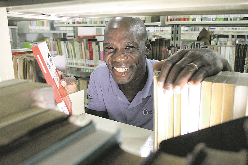 Etevaldo Teófilo lia livros que conseguia emprestado e assistia a aulas na internet à noite, após o trabalho. (Foto: Beto Morais/AT)