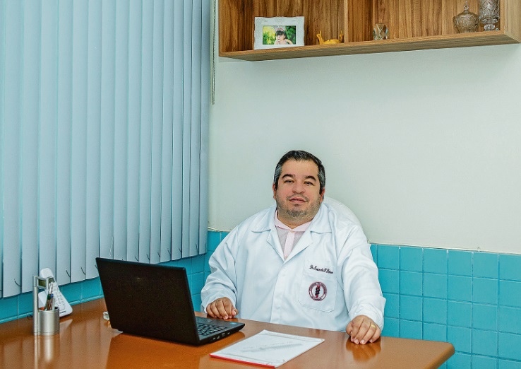 O dentista Evandro Paiva aponta as facilidades da linha de implantes odontológicos Unitite, que une rapidez e resultado: “Trata-se de um procedimento inovador”, diz o profissional (Foto: Divulgação)