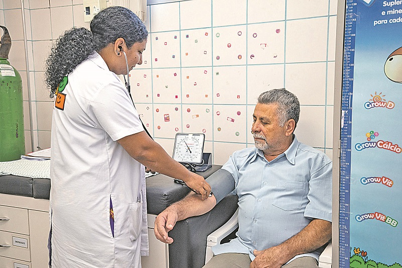 Adilson Fraga, 62, é atendido em posto de saúde da Serra. “Eu faço exames regularmente. Tenho medo é de ficar doente”, brincou(Foto: Everton Nunes/PMS)