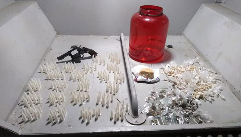 Drogas foram apreendidas no ferro-velho (Foto: Divulgação)