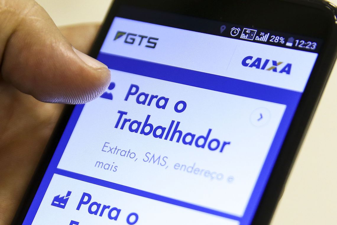 A retirada de até R$ 500 de cada conta ativa ou inativa do fundo será autorizada a 9,1 milhões de trabalhadores nascidos em setembro ou outubro. (Foto: Marcelo Camargo/Agência Brasil)