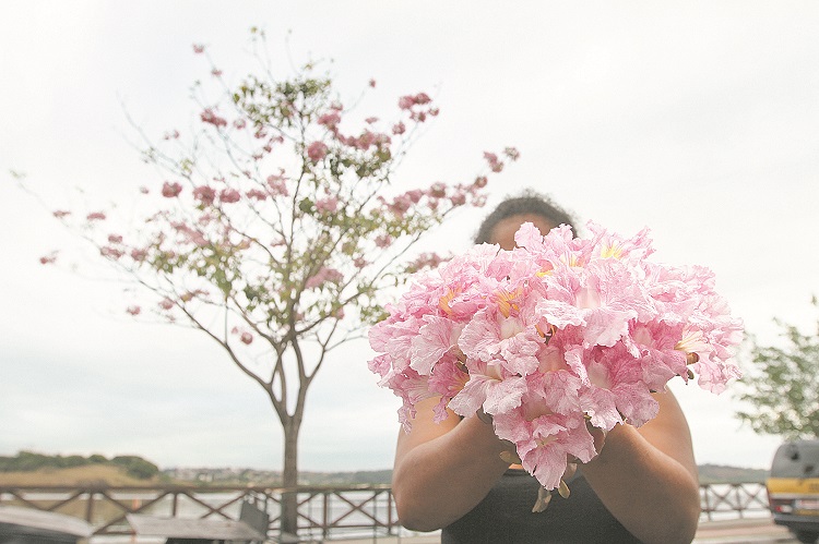 Atrás do ramo de flores, dona de casa relembrou a angústia de ficar longe da filha por 12 meses (Foto: Beto Morais/AT)