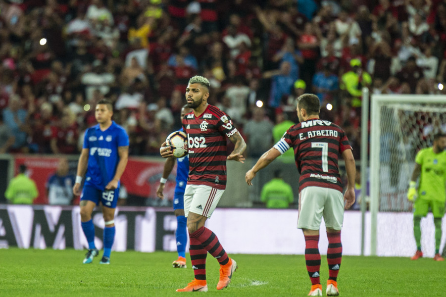 Gabigol durante partida entre Flamengo e Emelec (Foto: Alexandre Vidal e Marcelo Cortes/ Fla Imagem/ Divulgação)