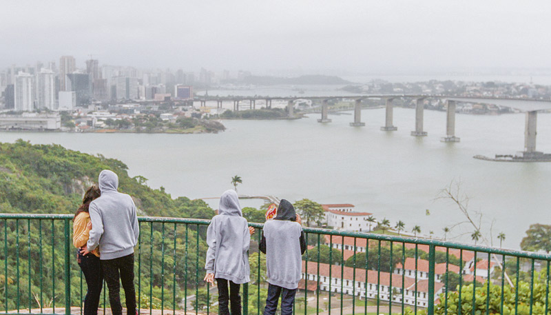 Com roupas de frio, moradores observam a baía de Vitória (Foto: Thiago Coutinho/AT)