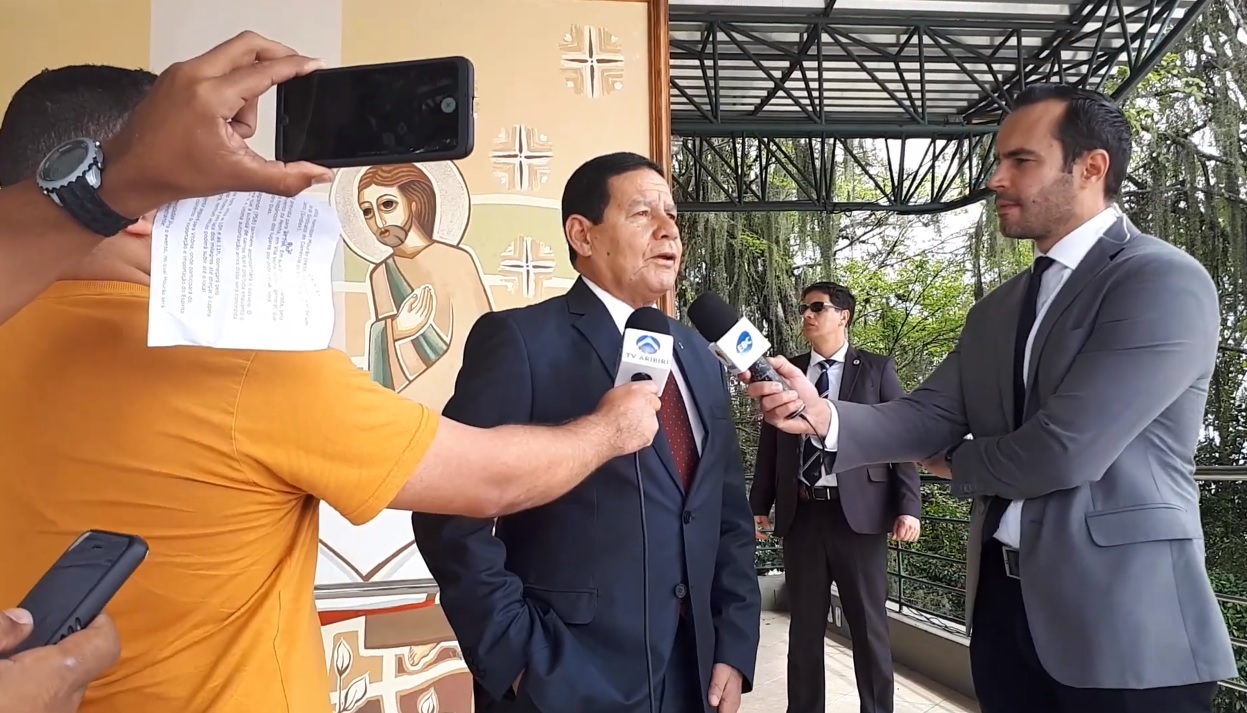 O vice-presidente general Hamilton Mourão chegou ao Convento da Penha por volta das 10h. (Foto: Leone Oliveira)