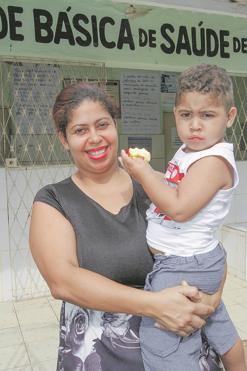 A balconista Gradielle Martins, 35, acompanhada do filho Carlos Henrique, 2, foi até a unidade de saúde, em Cariacica tomar a vacina contra o sarampo. (Foto: Leone Iglesias/AT)
