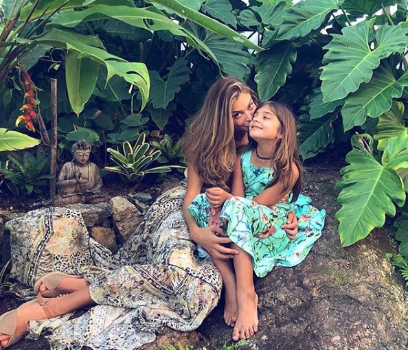 Grazi com a filha, Sofia, de 7 anos: “Ela é animada que nem eu, engraçada, vou ficar aqui babando na minha filha...”, derreteu-se a estrela em conversa com a imprensa (Foto: Reprodução Instagram/@massafera)