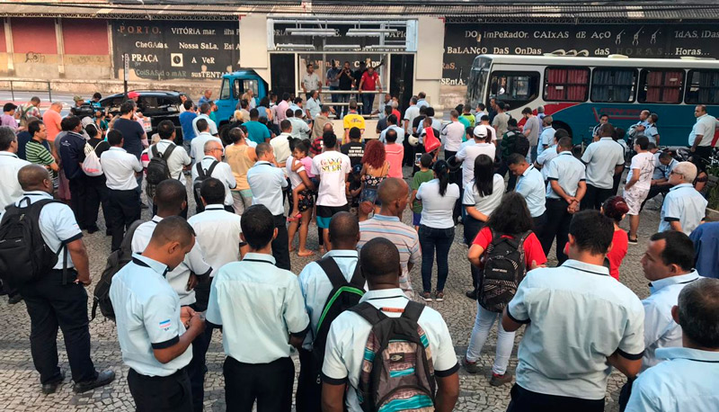 Rodoviários decidiram manter a greve após assembleia na Praça Oito, em Vitória (Foto: Dayana Souza / AT)