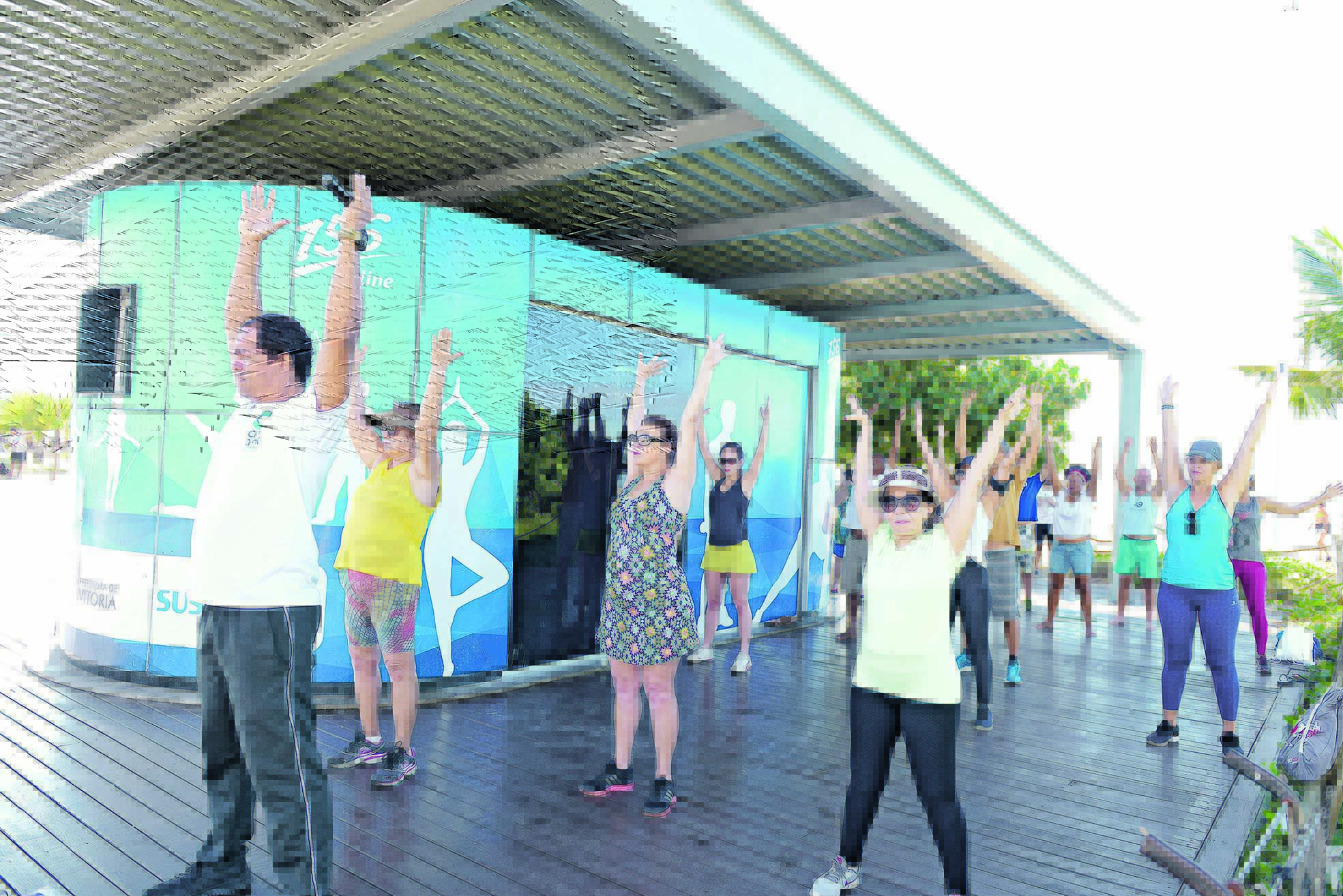 Com supervisão de profissional especializado, grupo de idosos faz atividade física na beira da praia (Foto:  André Sobral)