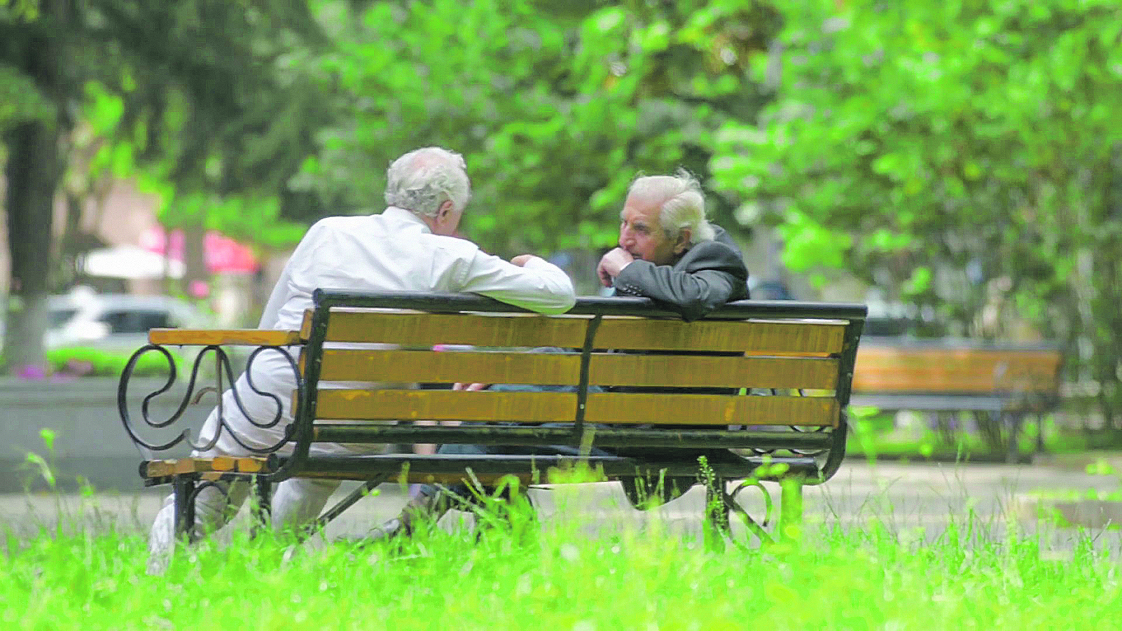 Idosos conversam no banco da praça: promessa de mais qualidade de vida (Foto: Divulgação)