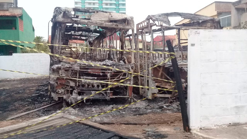 Ônibus ficaram destruídos. (Foto: Divulgação)