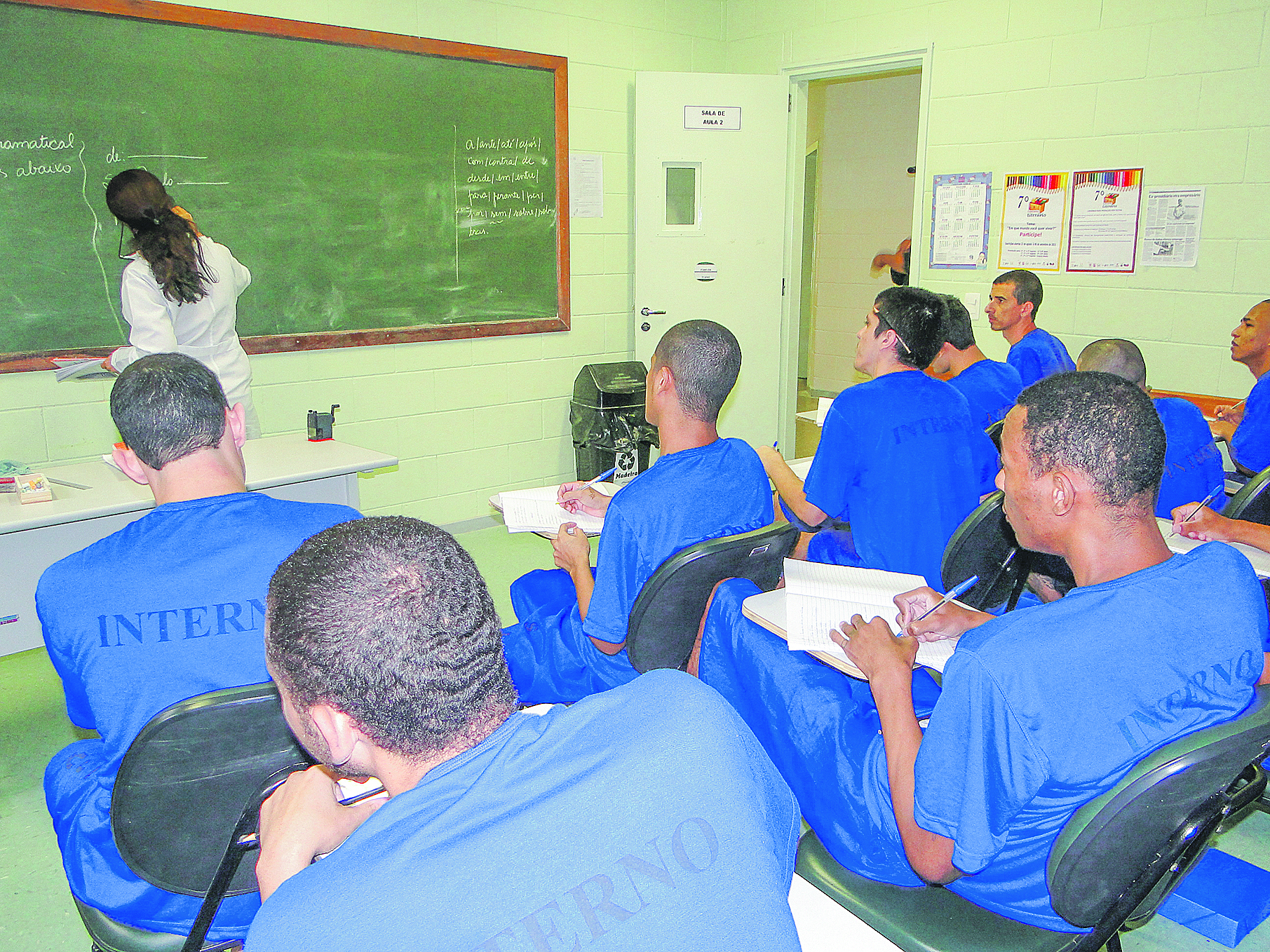Detentos em aula no presídio (Foto: Sejus/es)