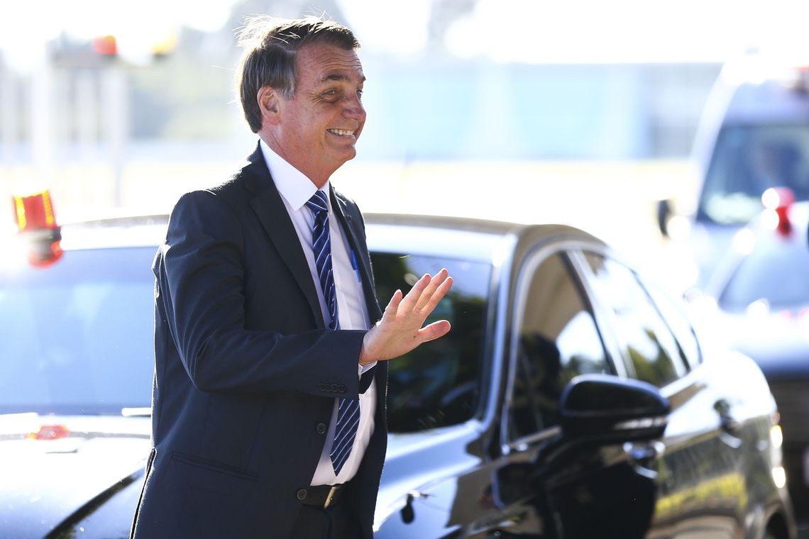 Cerca de 40 pessoas cantaram parabéns para Bolsonaro na saída do Palácio da Alvorada, em Brasília. (Foto: Marcelo Camargo/Agência Brasil)