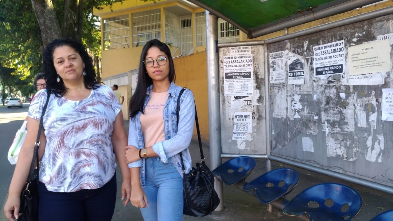 As passageiras Jaqueline Junia e Luana Cardoso tivera dificuldades para pegar ônibus dentro do bairro Soteco, em Vila Velha (Foto: Bruna Littig)