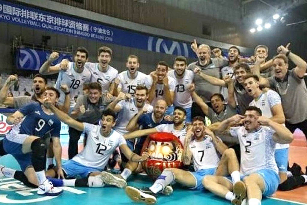 Jogadores argentinos "puxaram os olhos" para comemorar a vitória (Foto: Reprodução/Voley_feva)