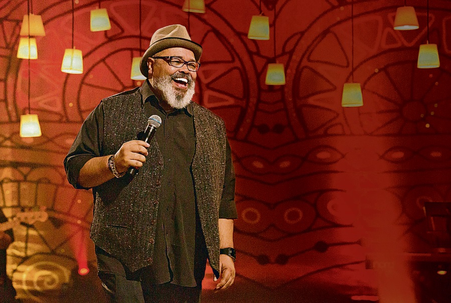 Aragão: “Minha vida é cantar e levar alegria a esse povo que nos recebe de braços abertos. (...) Saber das histórias de famílias e famílias que ajudamos a construir... não tem preço” (Foto: Divulgação/Marcos Hermes)