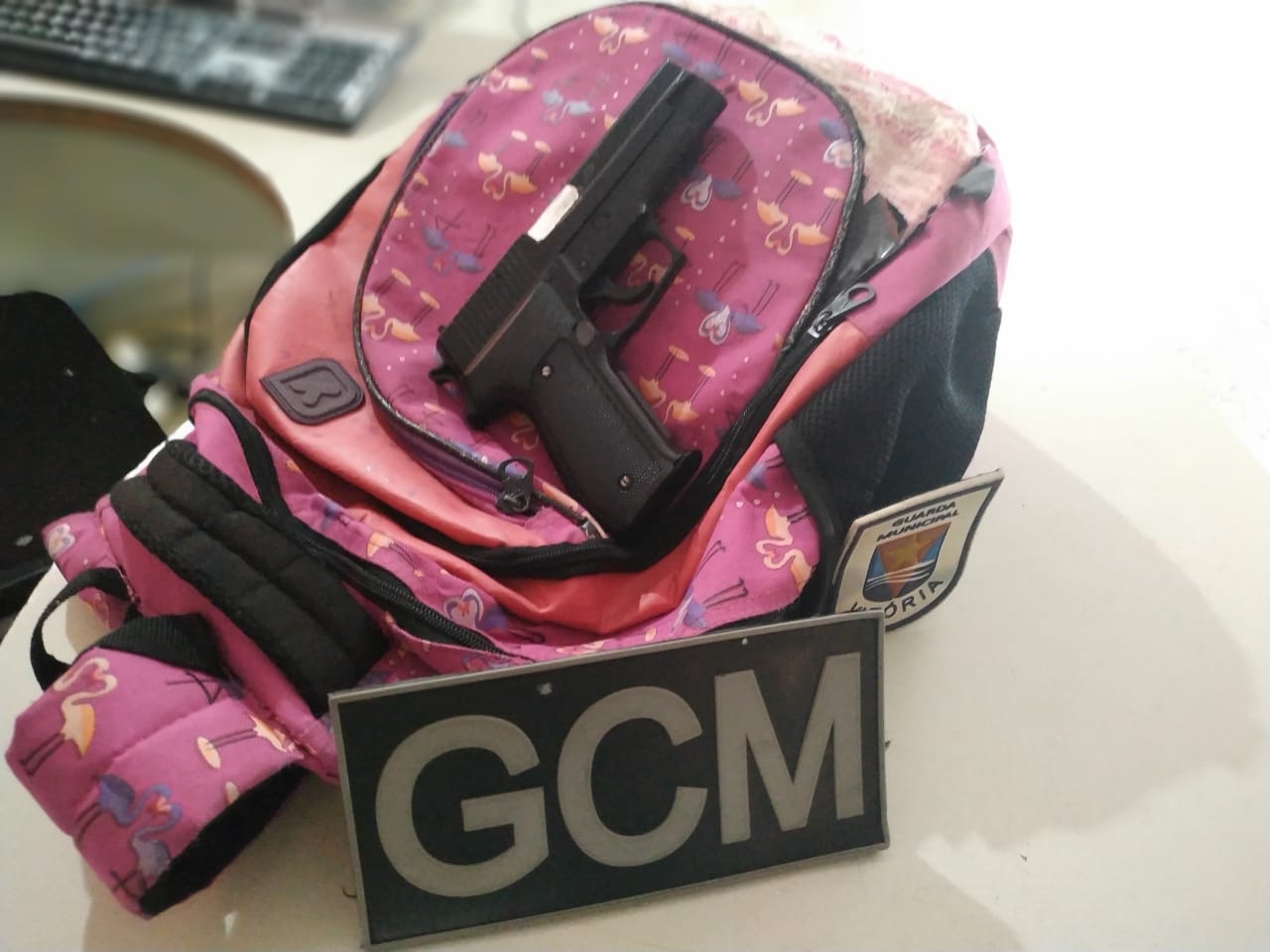 Simulacro de arma de fogo foi encontrado dentro de mochila (Foto: Kananda Natielly)