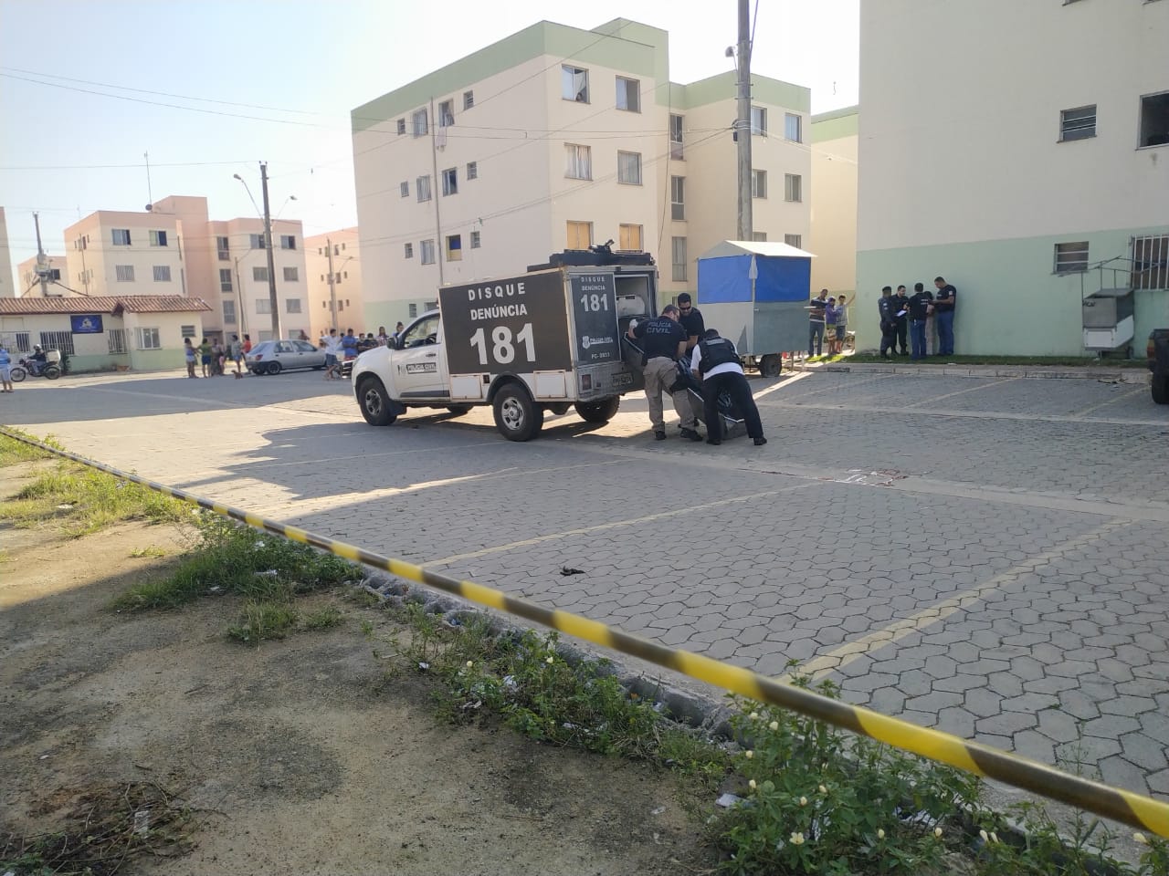 A perícia da Polícia Civil esteve no condomínio (Foto: Kananda Natielly)