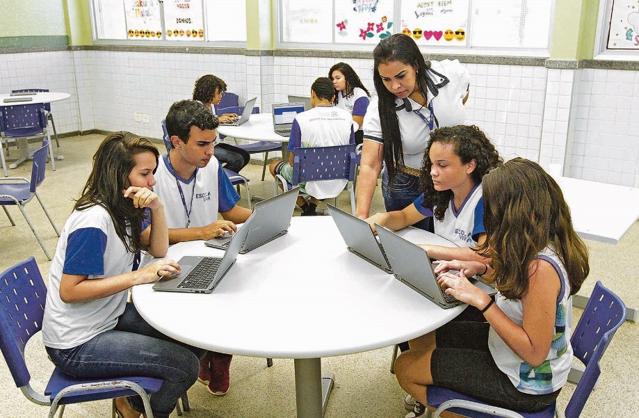 Os alunos das escolas públicas do Estado, como a escola Viva Professor José Leão Nunes, em Cariacica, têm acesso a notebooks para pesquisas e participação em sala de aula. São 7.760 chromebooks – notebooks do Google – distribuídos em 194 escolas. Cada laboratório móvel, que pode ser usado em qualquer local da escola, tem 40 chromebooks. A inovação foi incorporada neste ano para facilitar atividades pedagógicas com uso da tecnologia via wi-fi. (Foto: Leone Iglesias/AT)