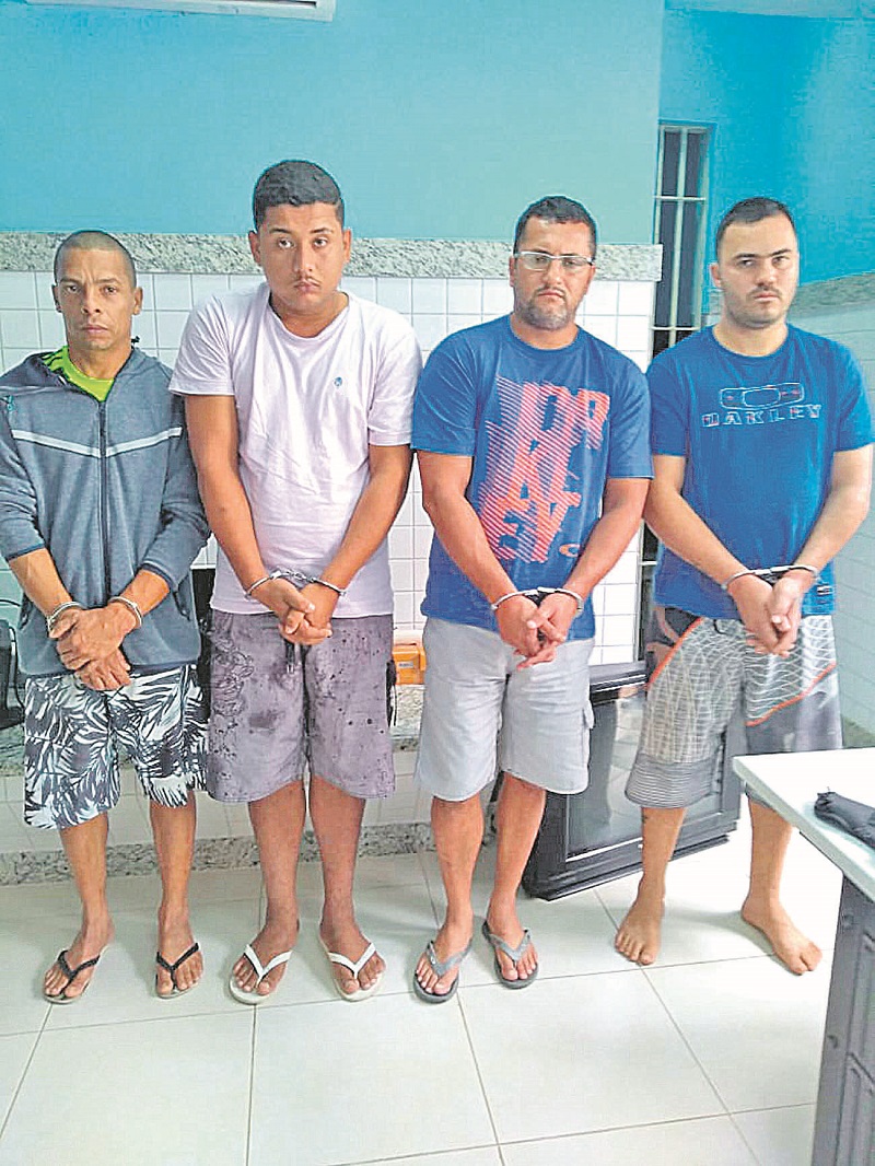 Integrantes da quadrilha presos durante; Paulist é a terceira pessoa da esq. para dir. (Foto: Polícia Civil/ES)
