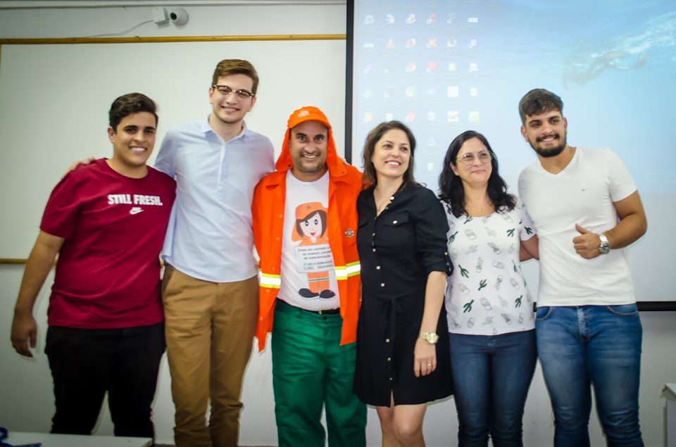 Luciano se vestiu de gari para defender o seu trabalho de conclusão de curso (Foto: Divulgação / Facebook)