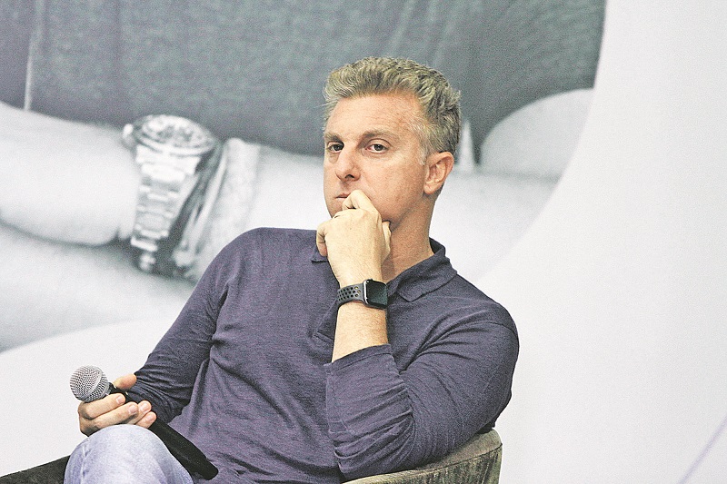 Luciano Huck exibiu a uma plateia de executivos, nesta segunda-feira (9), em São Paulo, uma fala cheia de recados políticos e algumas alfinetadas. (Foto: Kadidja Fernandes/AT)