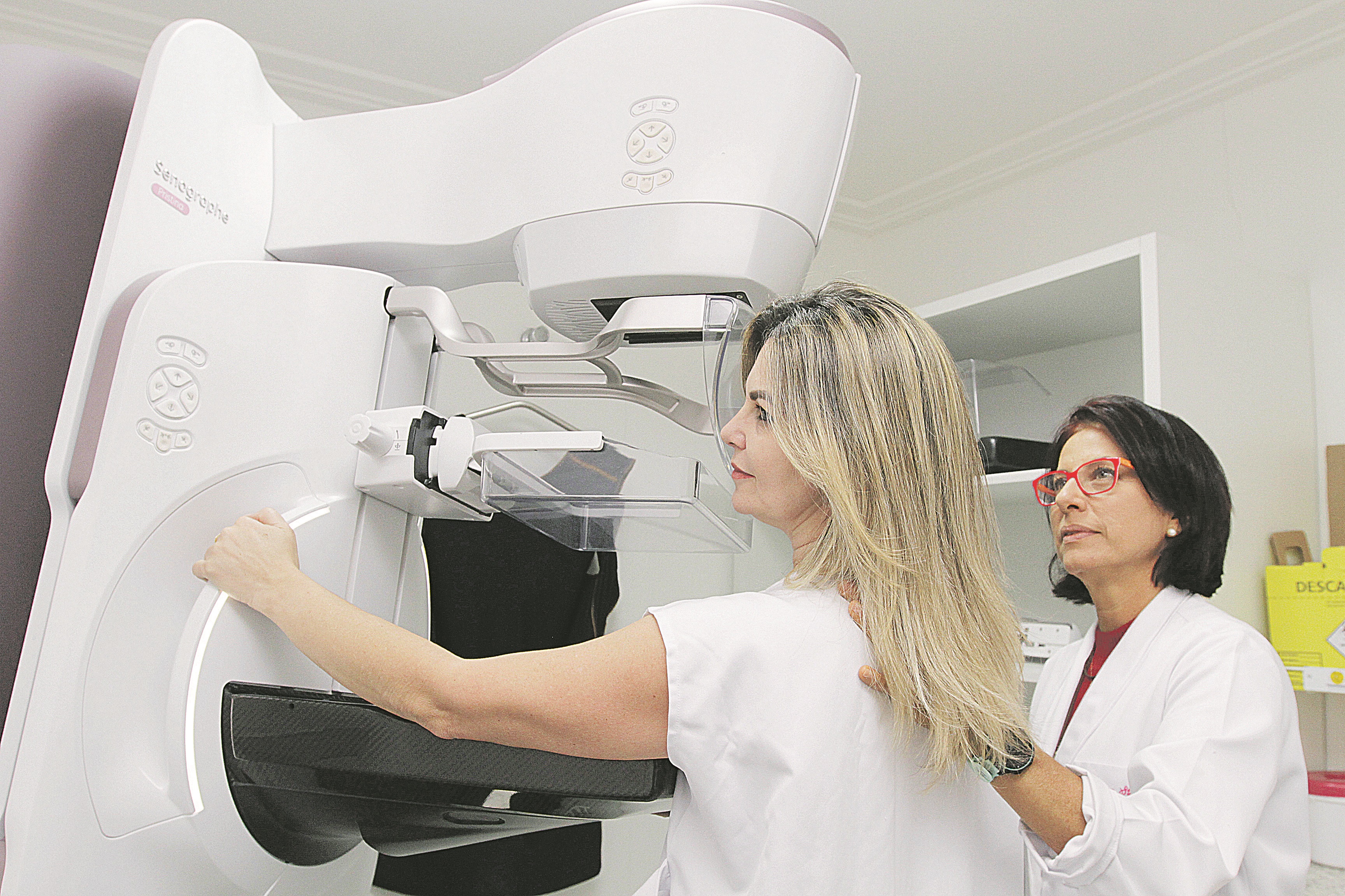 Luciene Costa, de 51 anos, faz exame de tomossíntese mamária. Trata-se de um novo método  já disponível no Estado para rastrear o câncer de mama (Foto: kadidja fernandes/at)