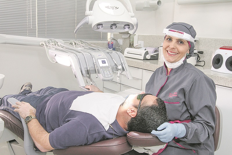 A dentista Lygia Fialho, 41, atua na área há 19 anos. (Foto: Beto Morais/AT)