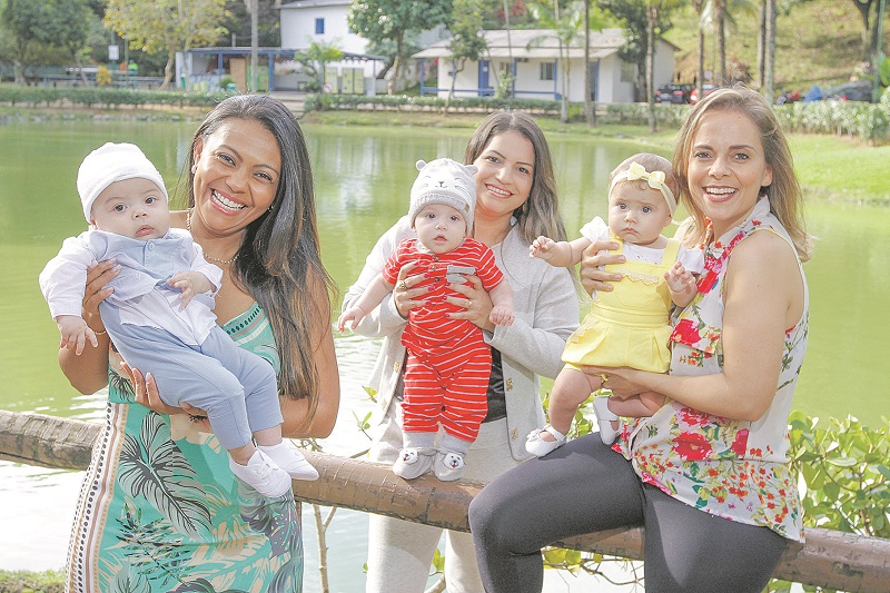 Deyse Coelho com o filho Kaíque;Roberta Pin com o filho Valentim; e Luciana Urrutia com a filha Geovana. (Foto: Leone Iglesias/AT)
