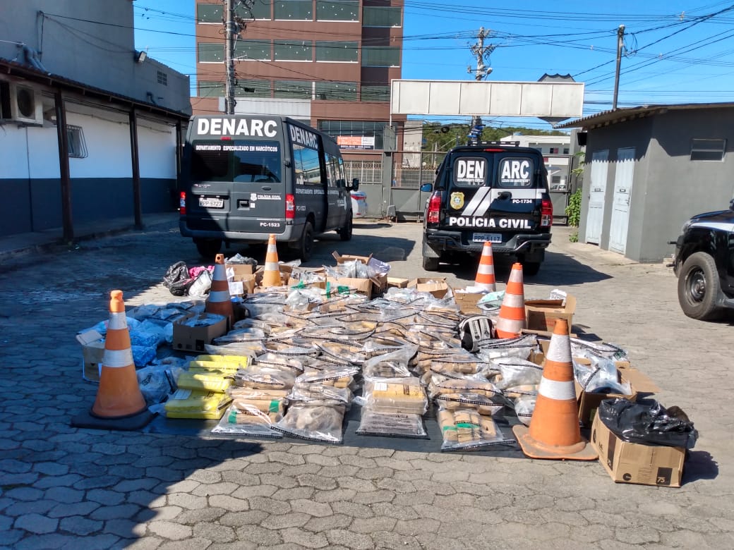 De acordo com a polícia, o material é de apreensões feitas na Grande Vitória (Foto: Leone Oliveira)