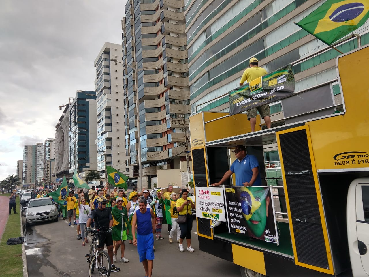 Manifestantes na Praia da Costa (Foto: Beto Morais )