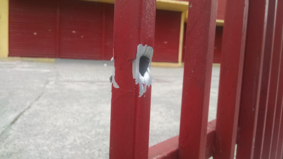 Marca de tiro em grade de mercado localizado na Vila Rubim onde moradores de rua foram baleados (Foto: Júlia Afonso)