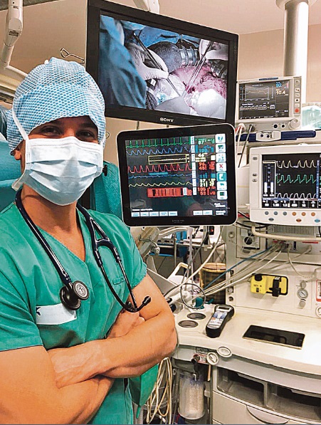 O médico Marcelo Torres acompanha paciente sedado para exame (Foto: Divulgação)