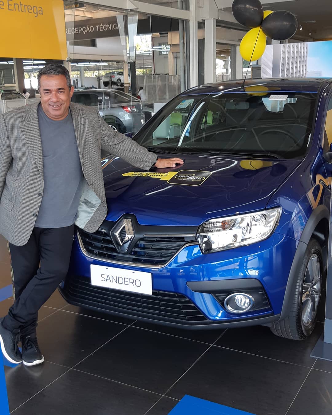 Mauro Machado com o carro que escolheu. (Foto: Reprodução/Instagram)