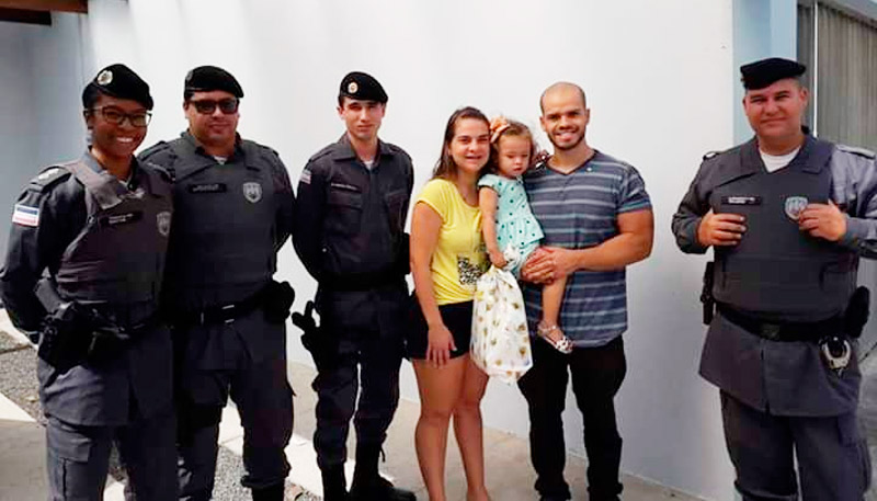 Sofia recebeu a visita de policiais militares, menos de um mês após o socorro prestado (Foto: Divulgação / PMES)