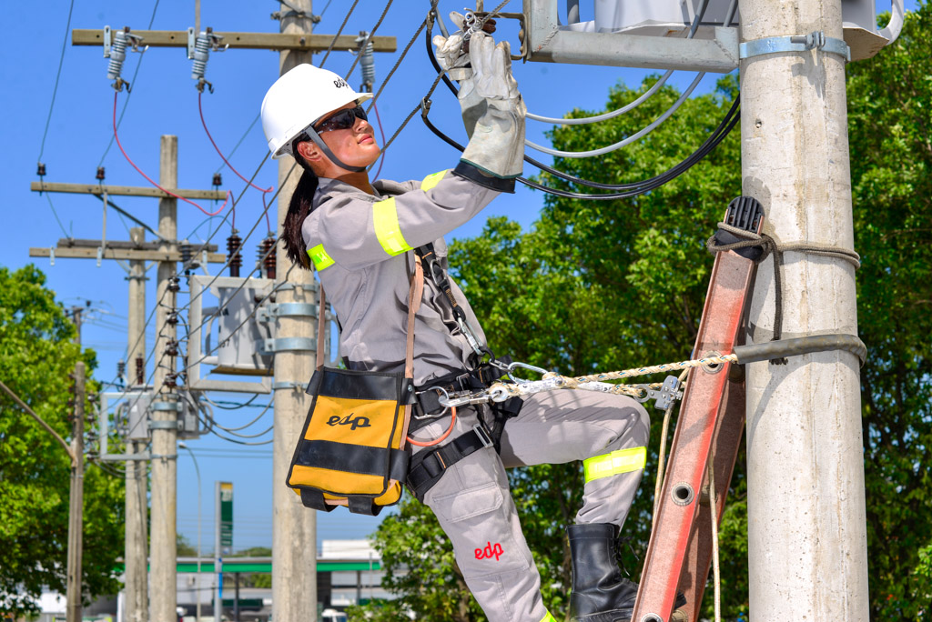 Durante o mutirão são feitos reparos na rede elétrica (Foto: Divulgação EDP)