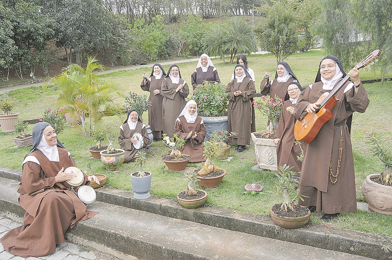 Irmãs Carmelitas Descalças em momento de lazer e descontração no jardim do Carmelo São José (Foto: Alessandro de Paula)