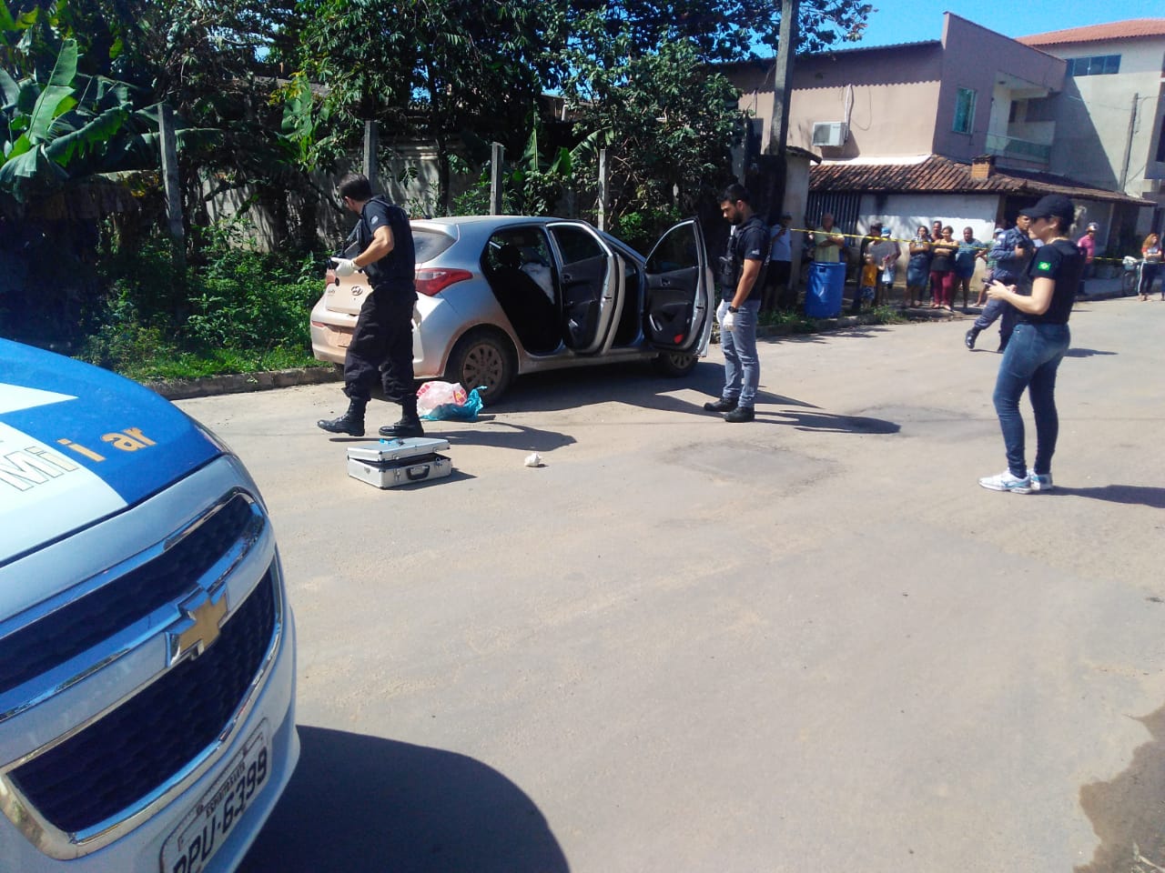 Peritos fazem vistoria no carro em busca de vestígios que ajudem na investigação (Foto: Júlia Afonso)