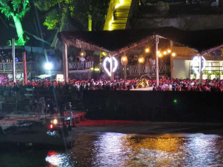 (Imagem enviada para o Tribuna Online mostra o grande número de pessoas que curtia a festa - Foto: Divulgação/WhatsApp)