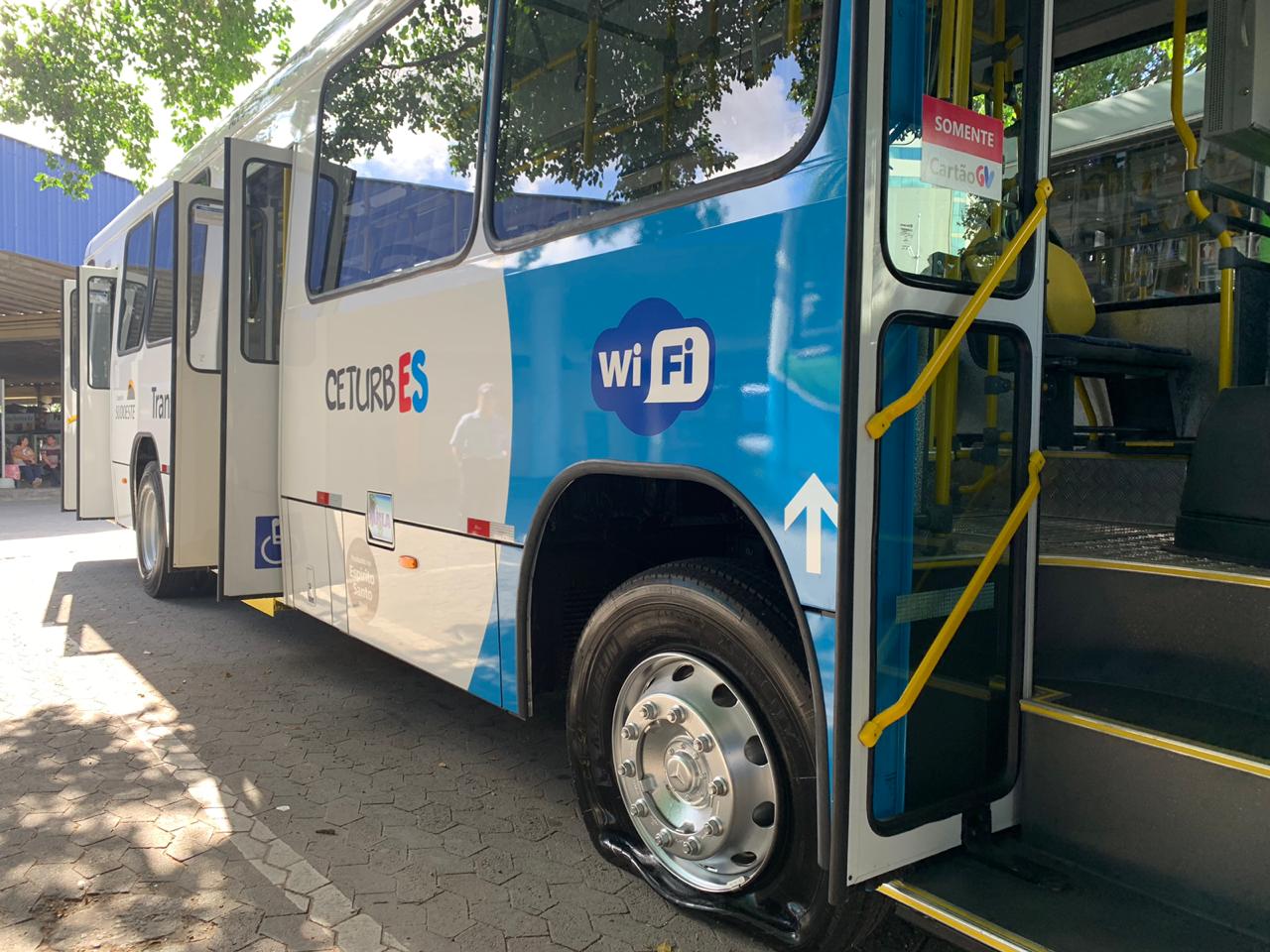 Ônibus com ar-condicionado tem pneu esvaziado em Laranjeiras (Foto: Kadidja Fernandes/AT)